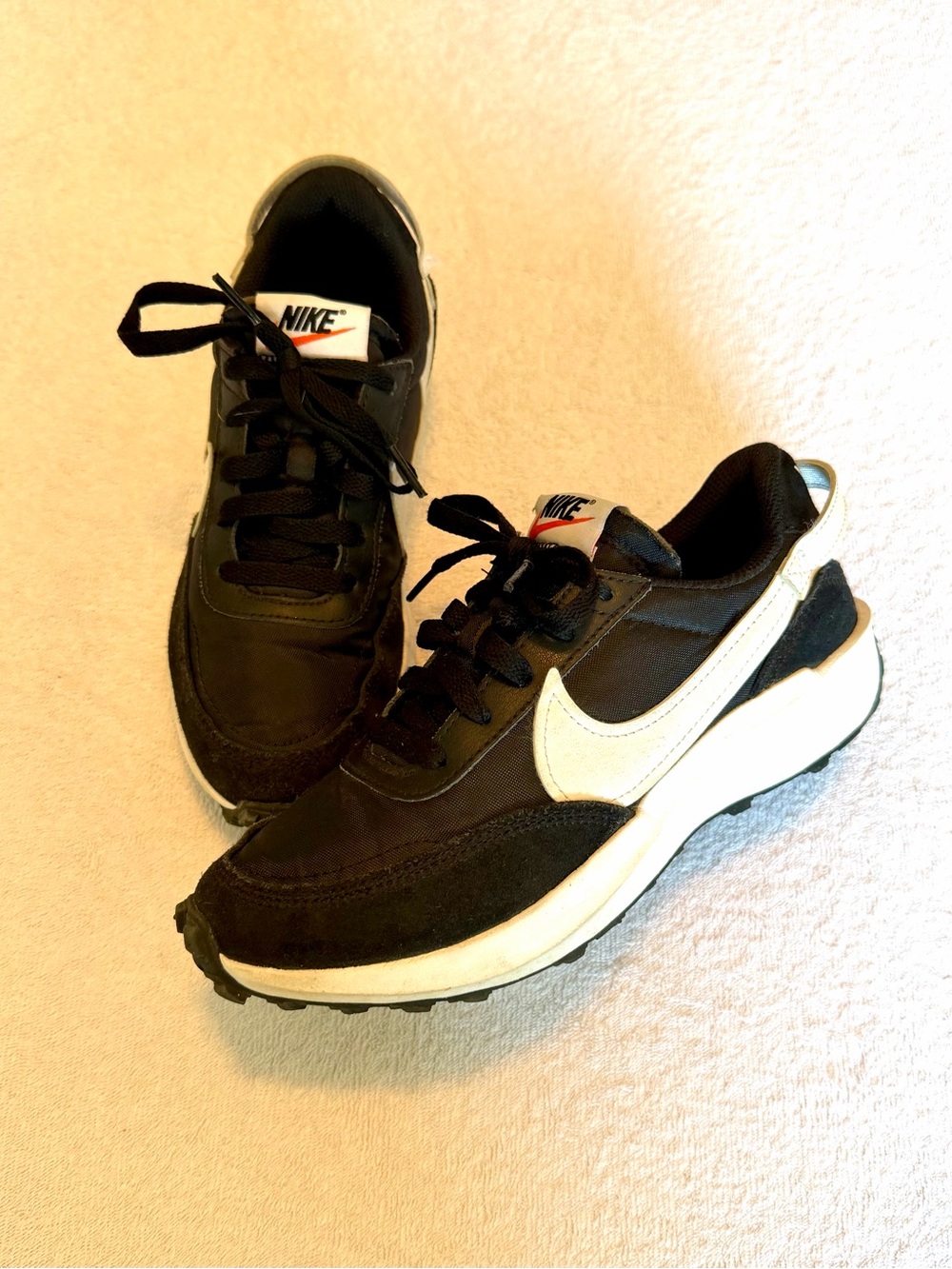 Nike Women's Black and White Retro Runner Sneakers, size 6